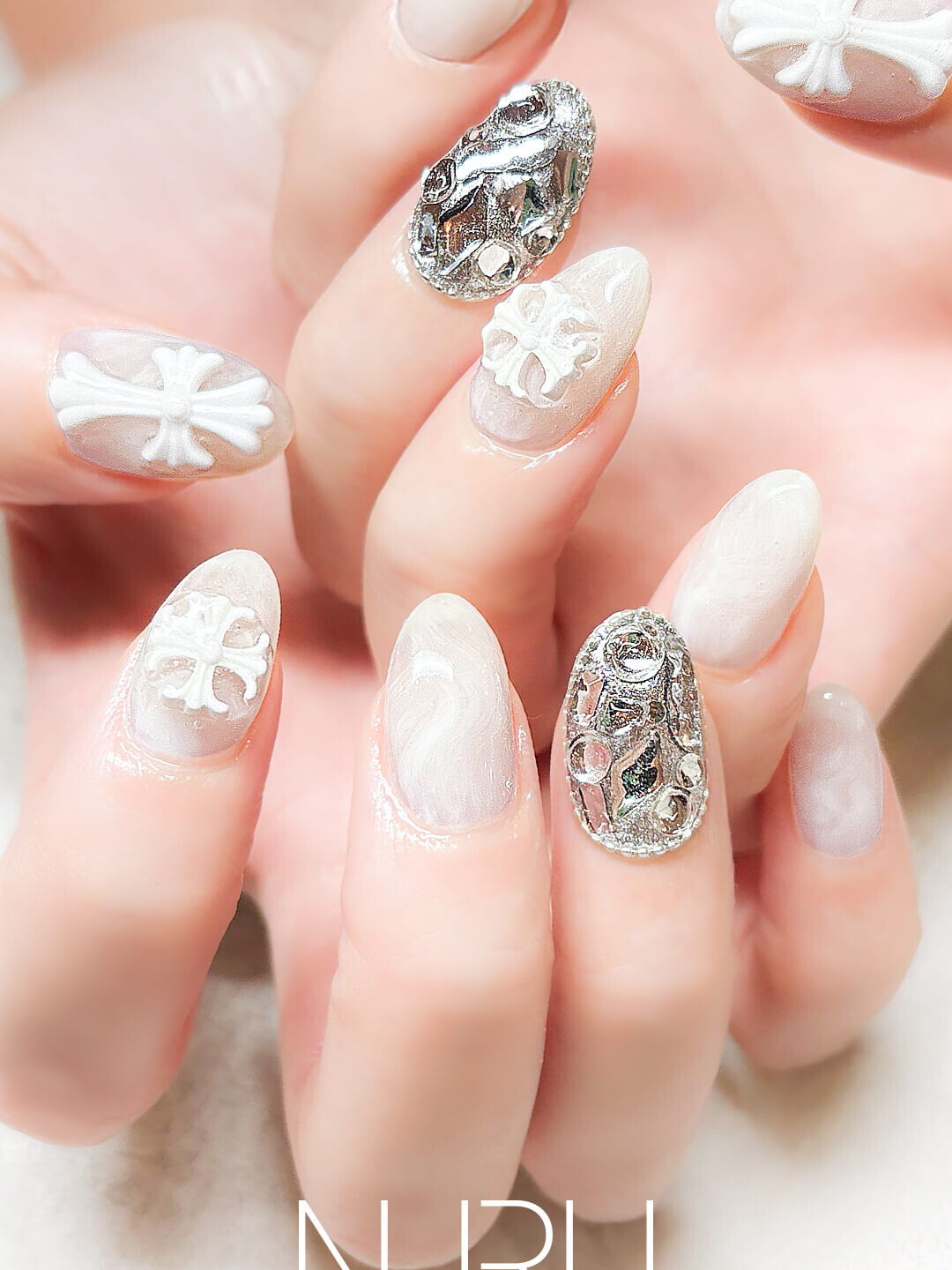 大振りのパーツを大胆にのせたやり放題ネイルデザイン