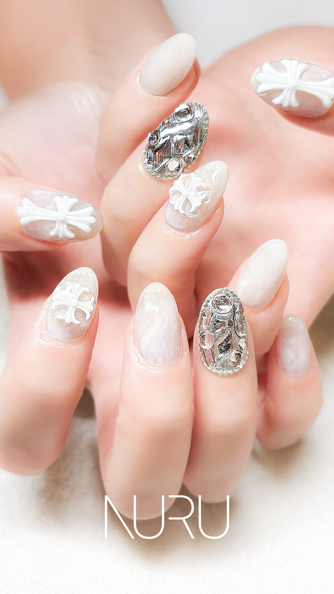 大振りのパーツを大胆にのせたやり放題ネイルデザイン