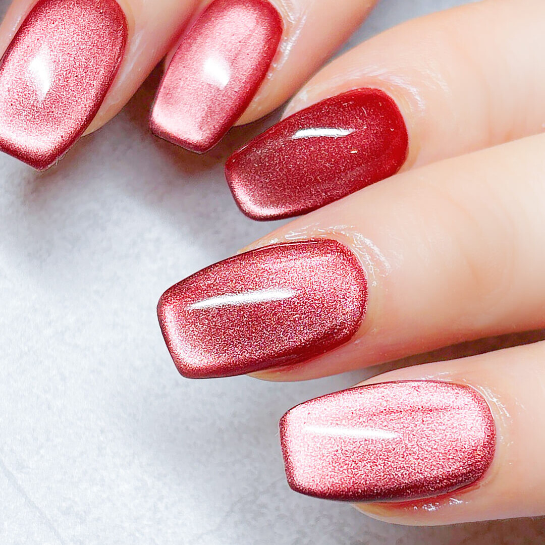 人気のレッドのマグネットネイル