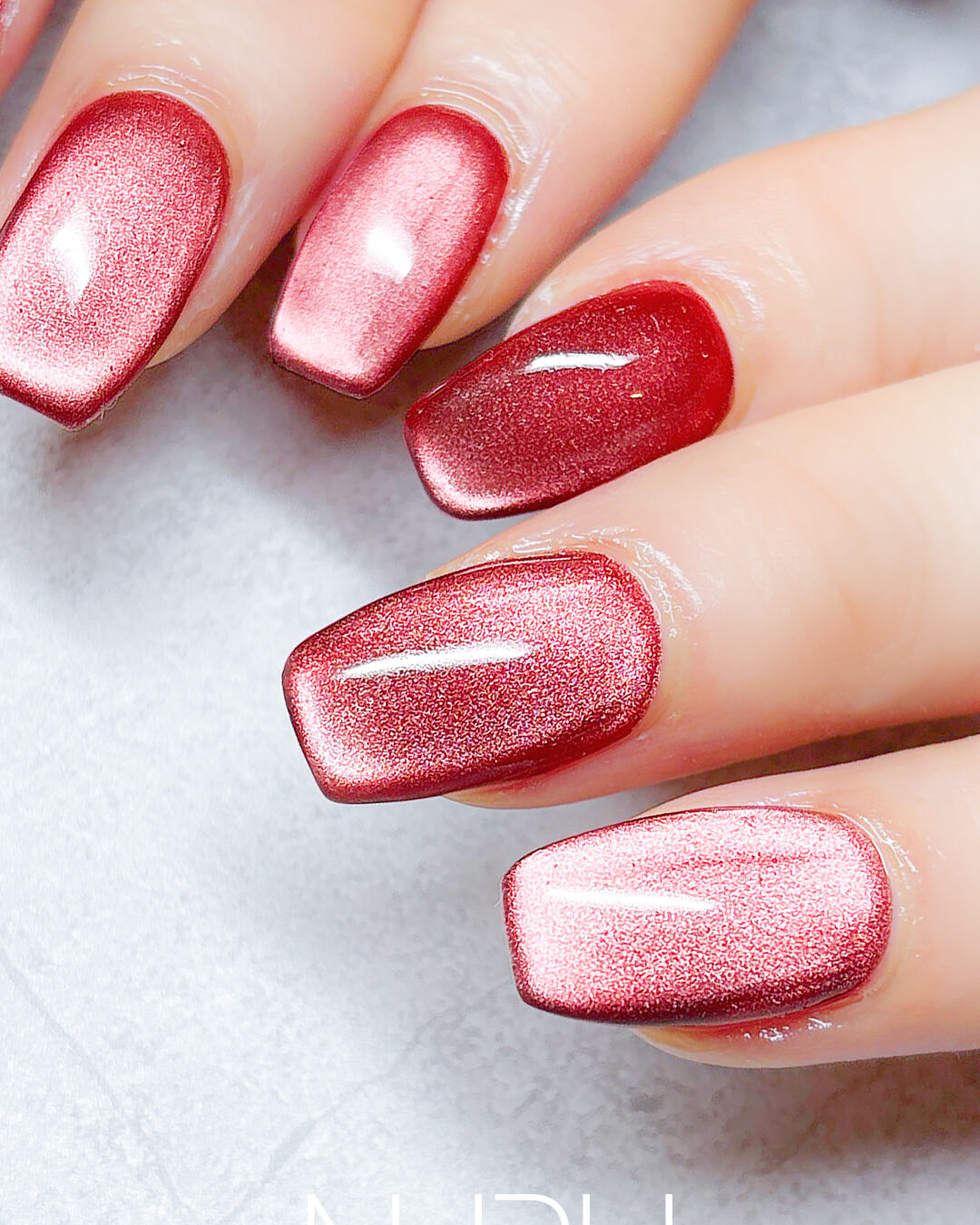 人気のレッドのマグネットネイル