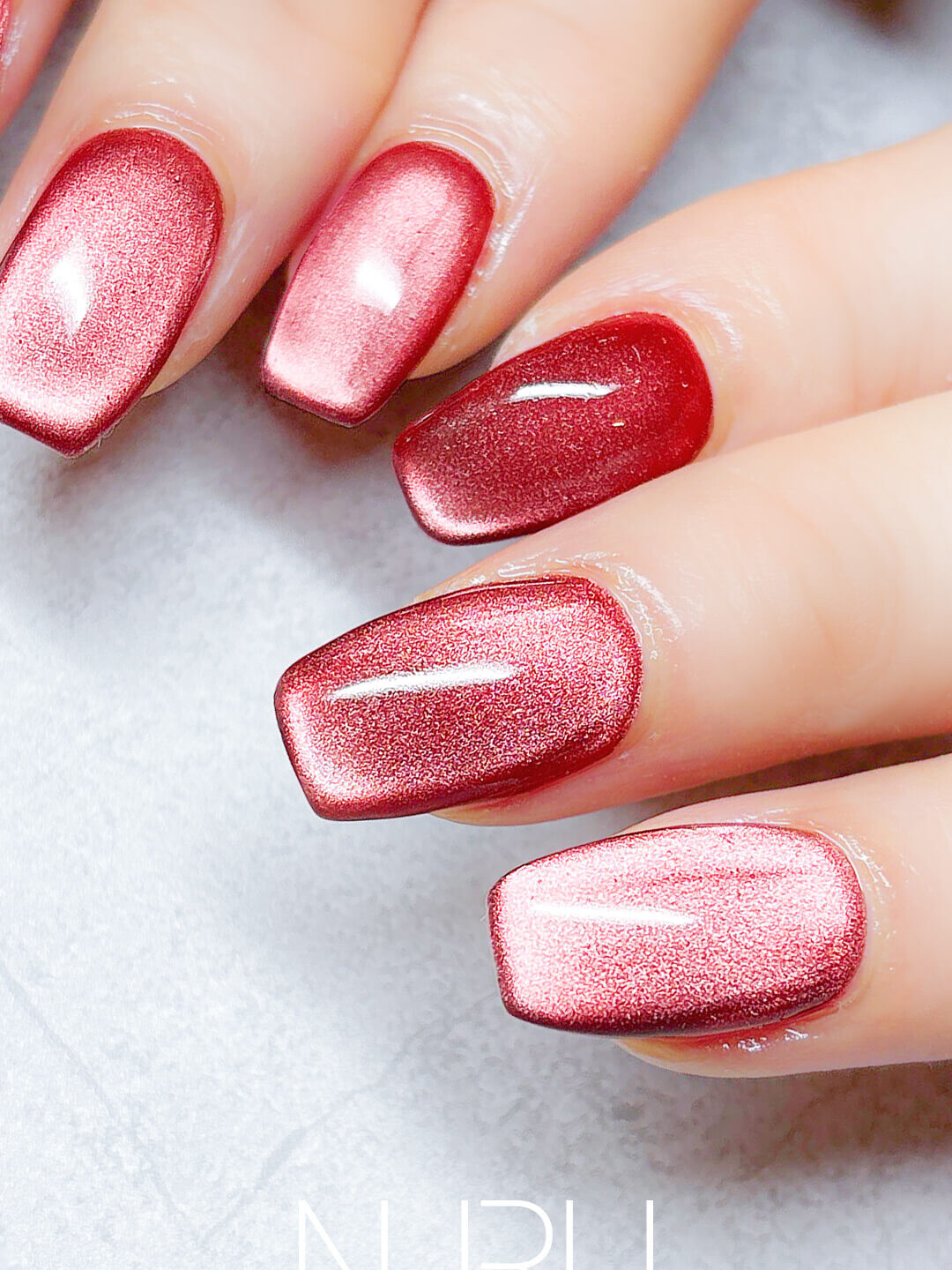 人気のレッドのマグネットネイル