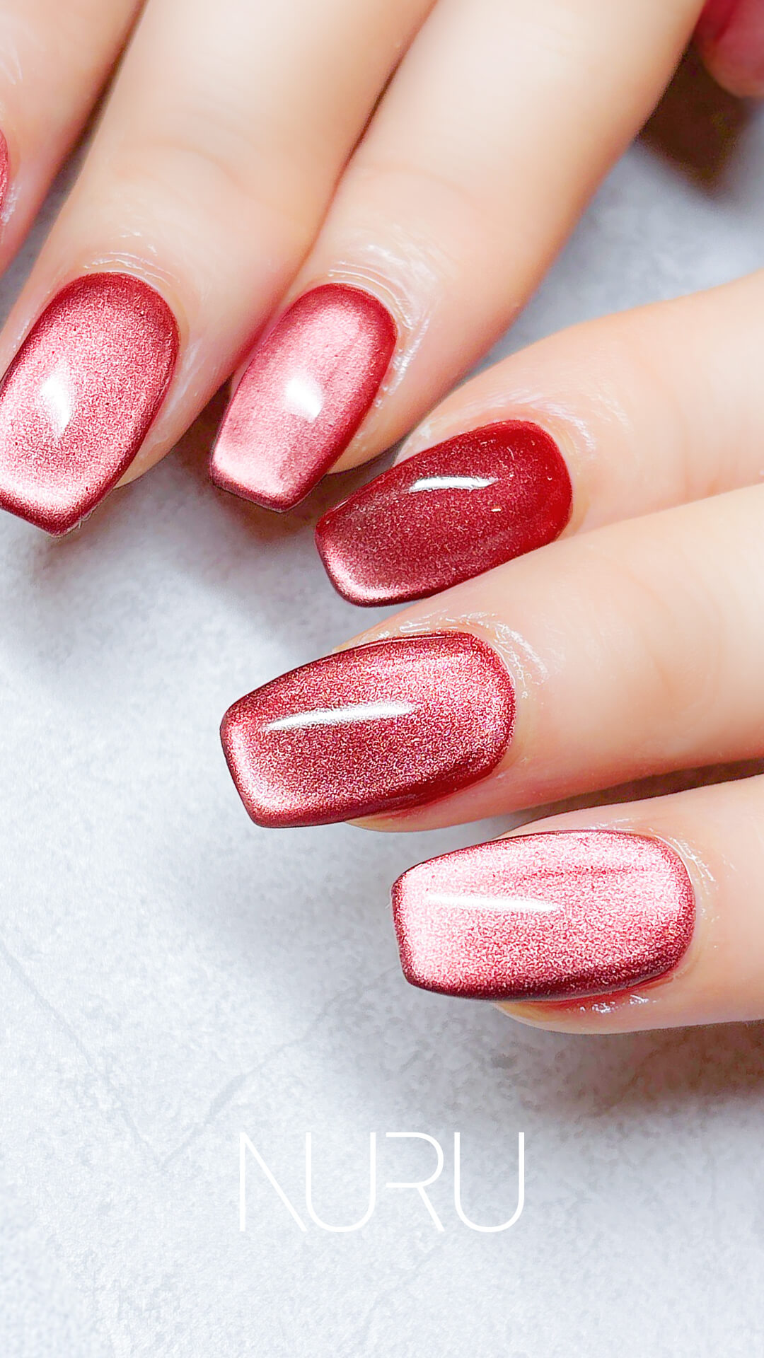 人気のレッドのマグネットネイル