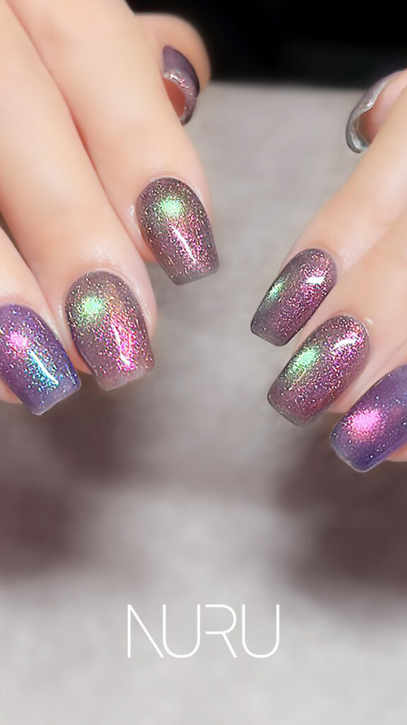 ユニコーンカラーのマグネットネイル