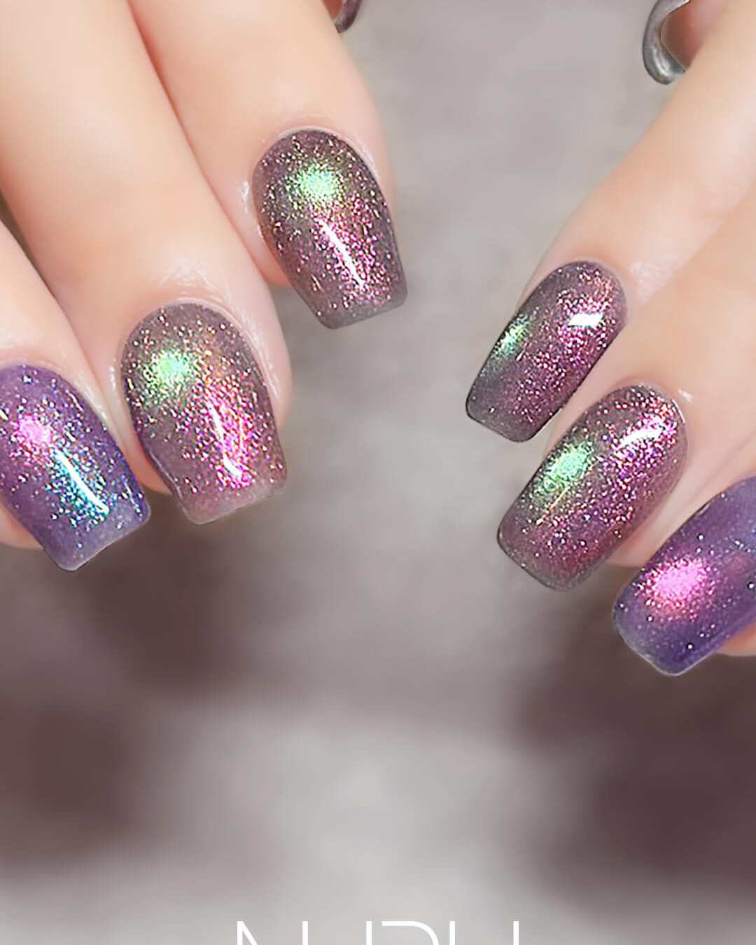 ユニコーンカラーのマグネットネイル