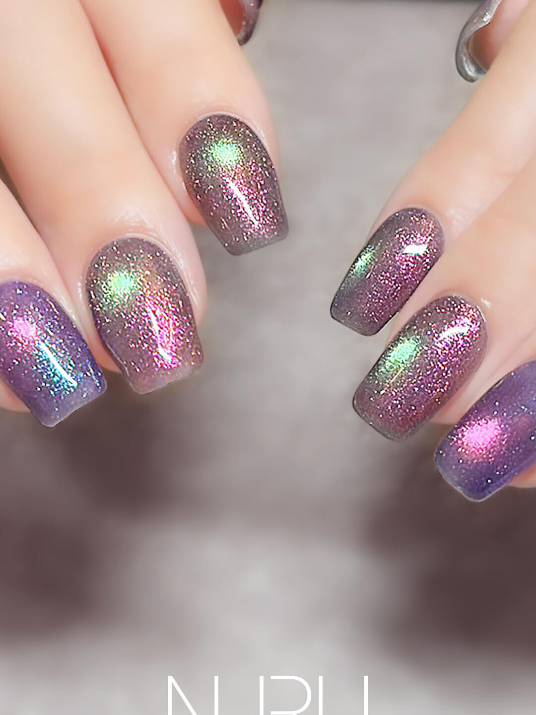 ユニコーンカラーのマグネットネイル