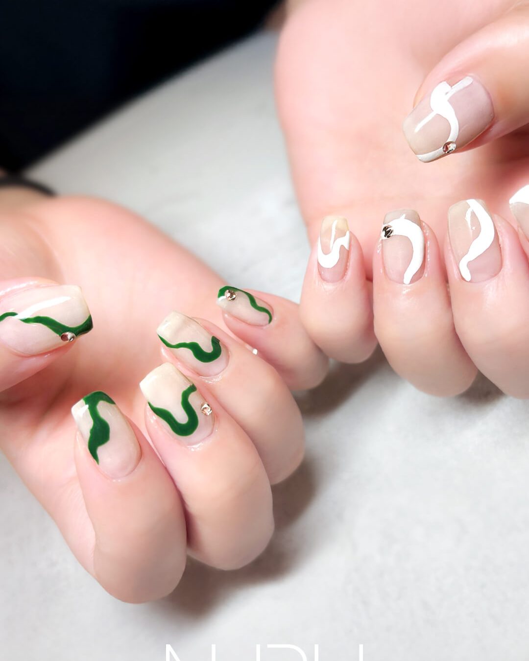 ヌーディーカラー×ホワイト＆グリーン