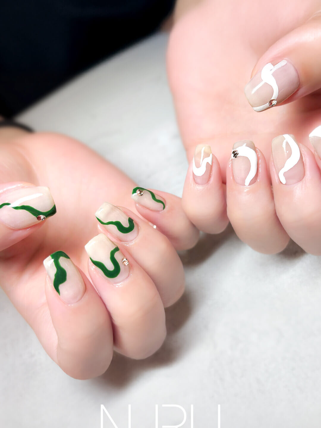 ヌーディーカラー×ホワイト＆グリーン