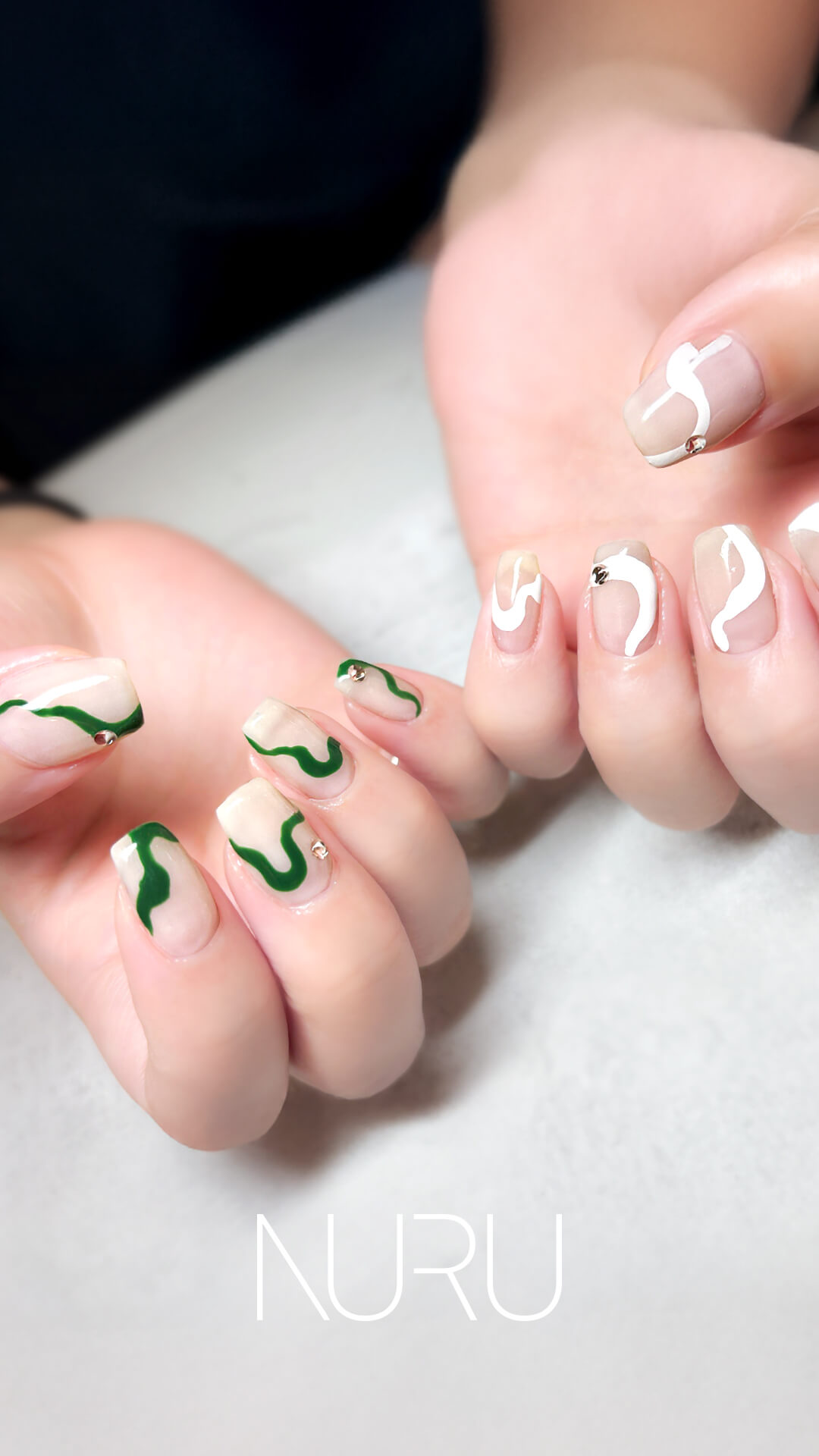 ヌーディーカラー×ホワイト&グリーン