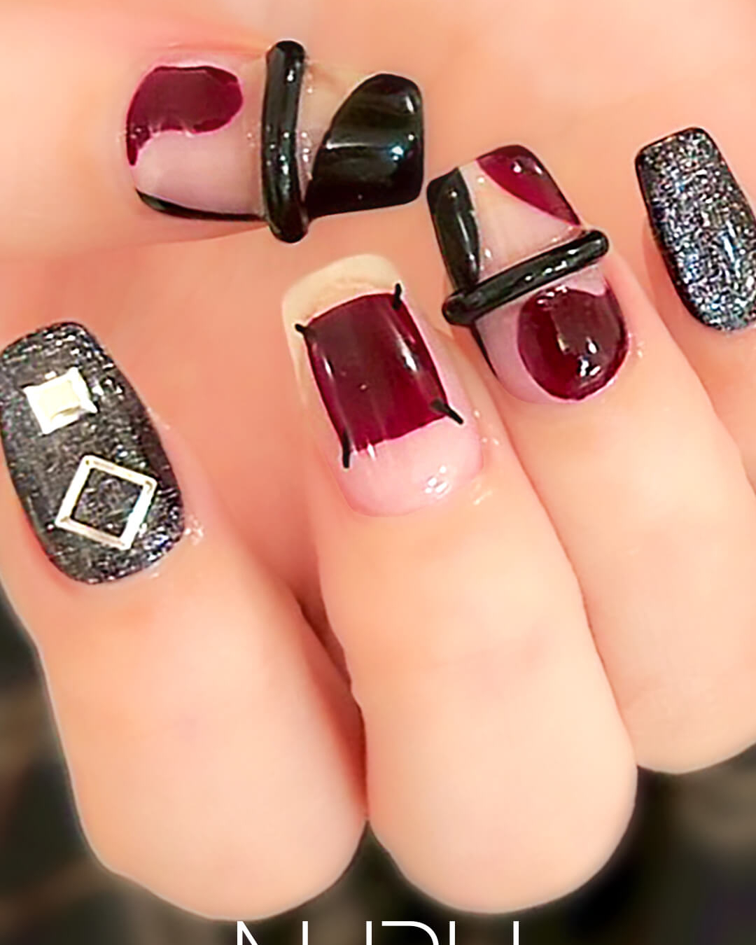 ボルドー×ブラックのモード系ネイルデザイン