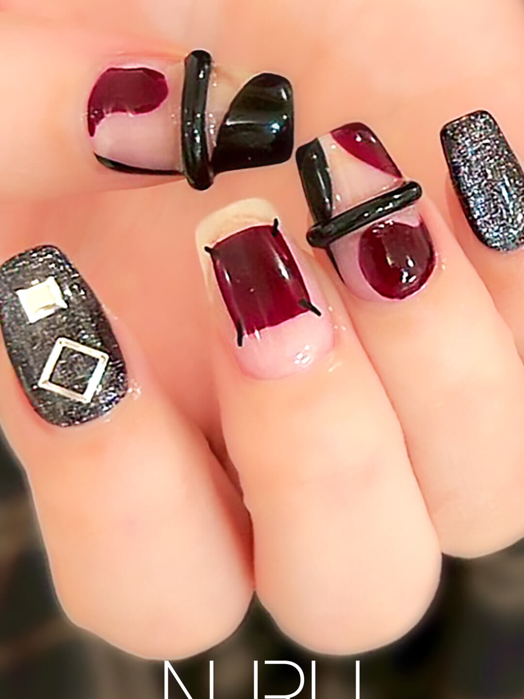 ボルドー×ブラックのモード系ネイルデザイン