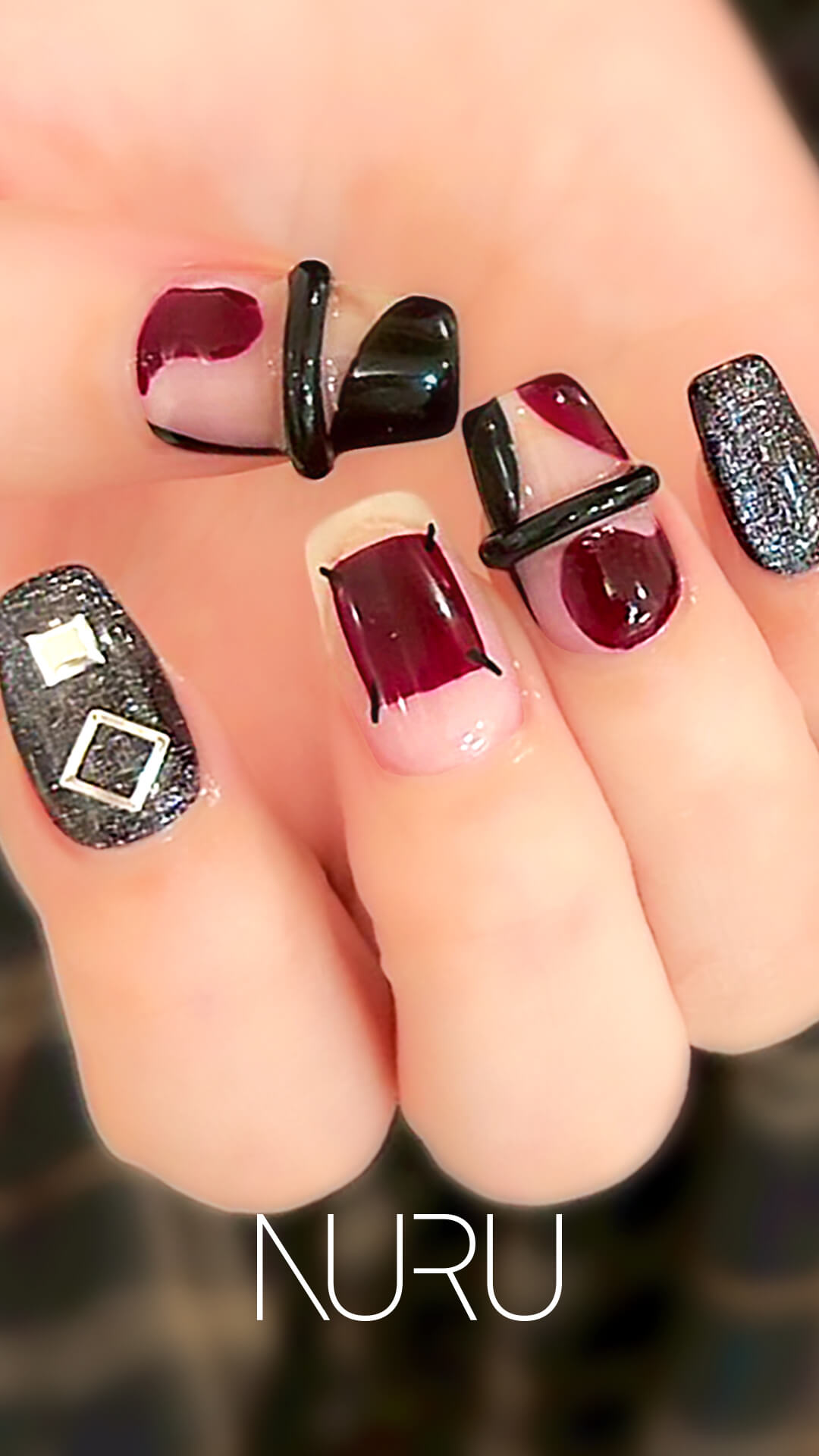 ボルドー×ブラックのモード系ネイルデザイン