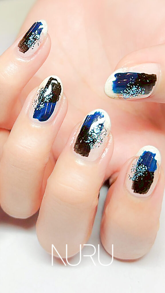 クリアベースにブラック×深いブルーの組み合わせ