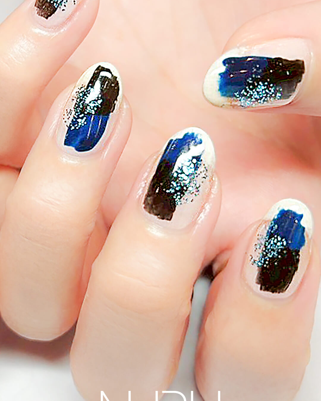 クリアベースにブラック×深いブルーの組み合わせ