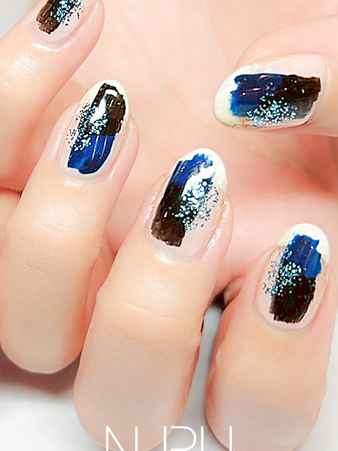 クリアベースにブラック×深いブルーの組み合わせ