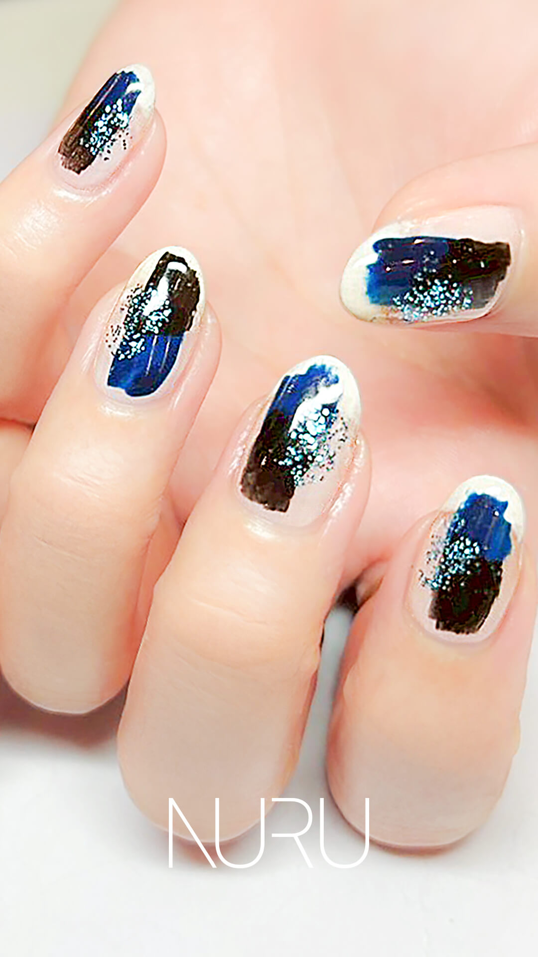 クリアベースにブラック×深いブルーの組み合わせ