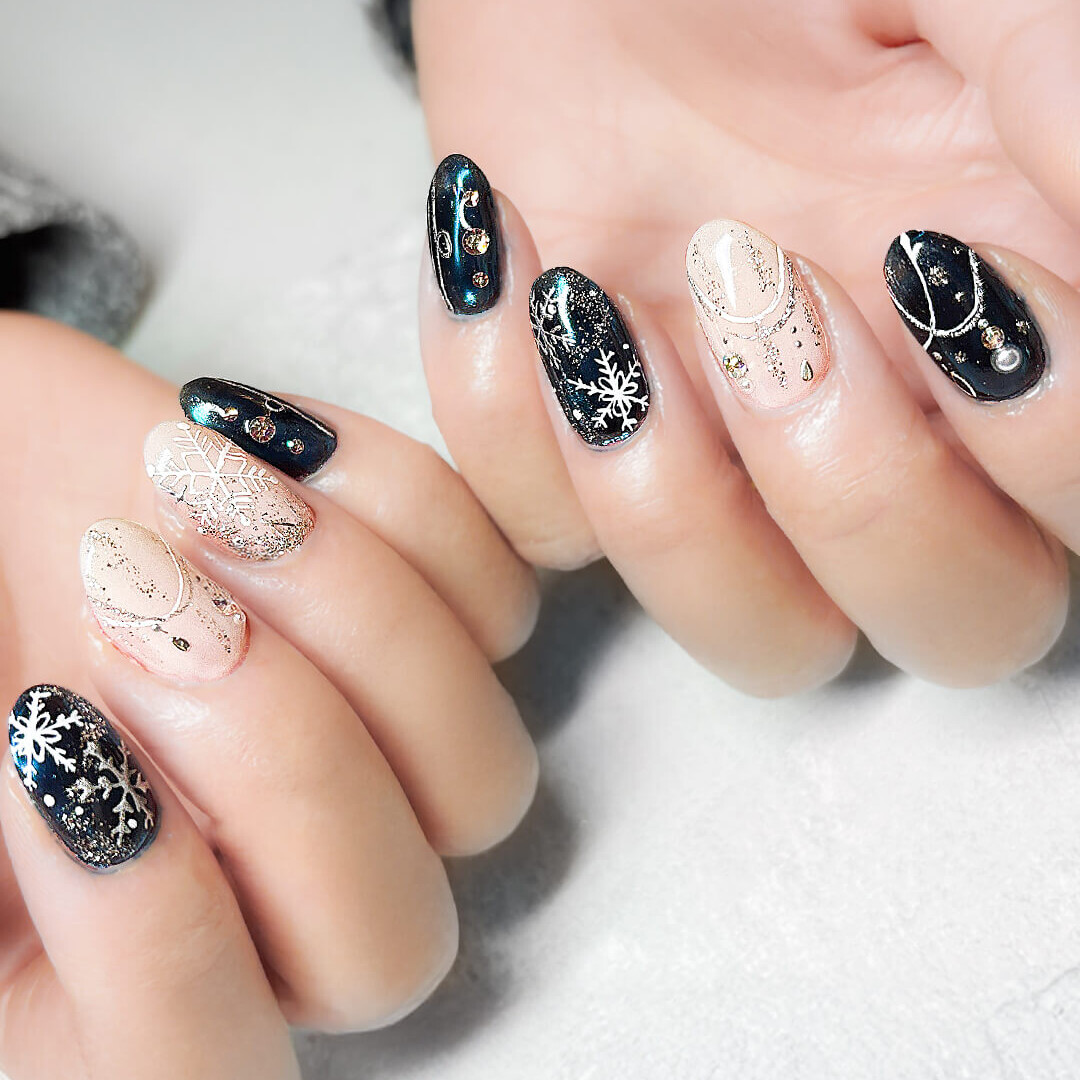 神秘的な雪結晶ネイル