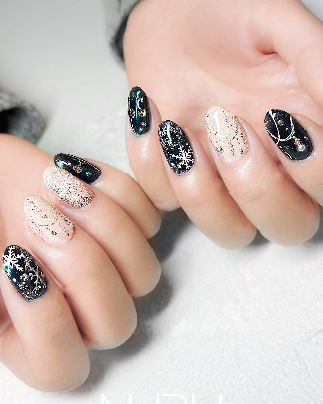 神秘的な雪結晶ネイル