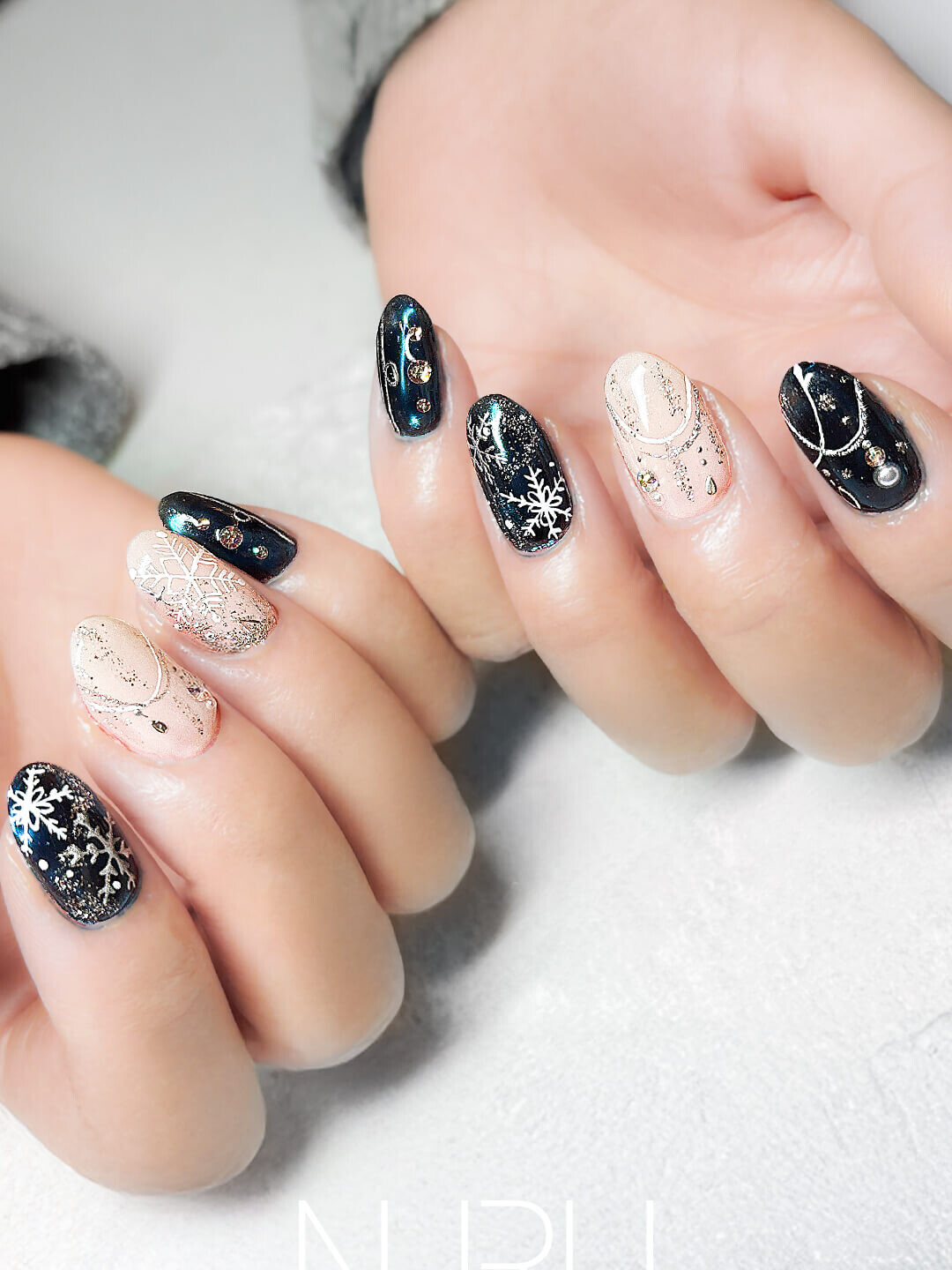 神秘的な雪結晶ネイル
