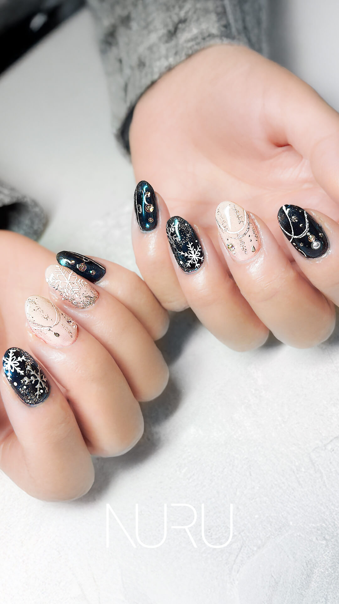 神秘的な雪結晶ネイル