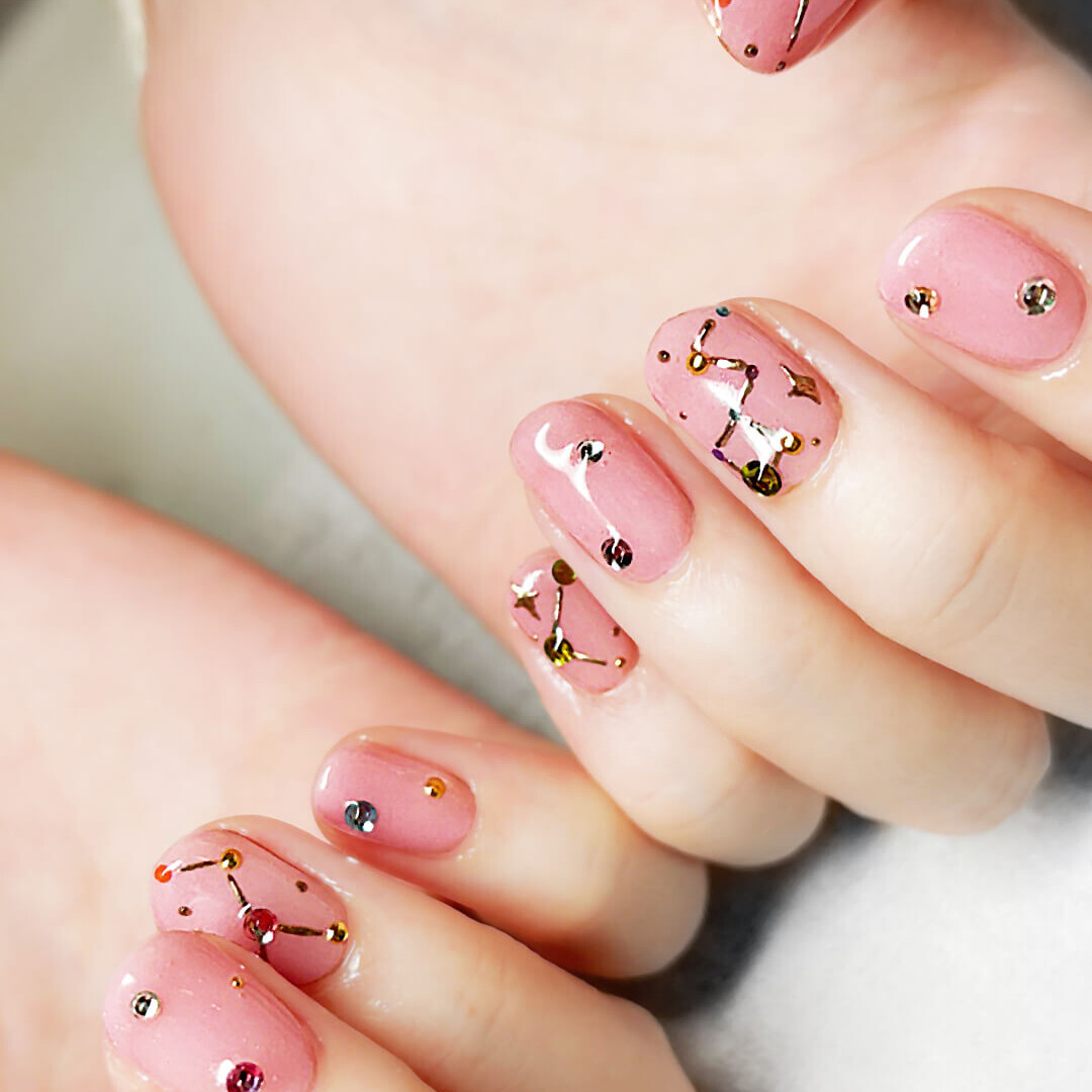 星座を、そのまま、指先に