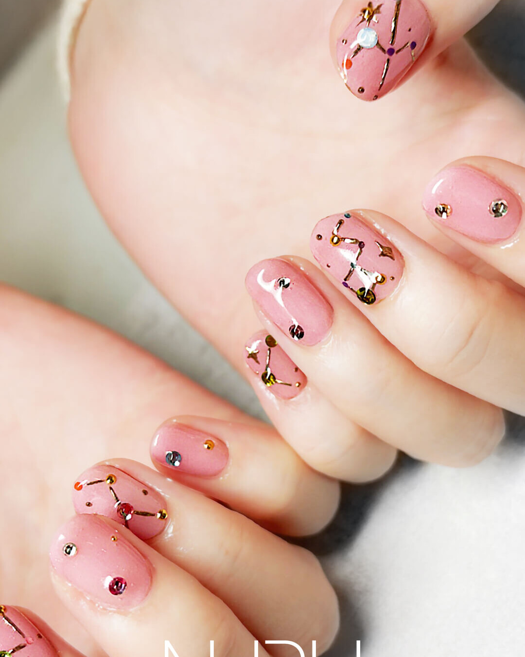 星座を、そのまま、指先に