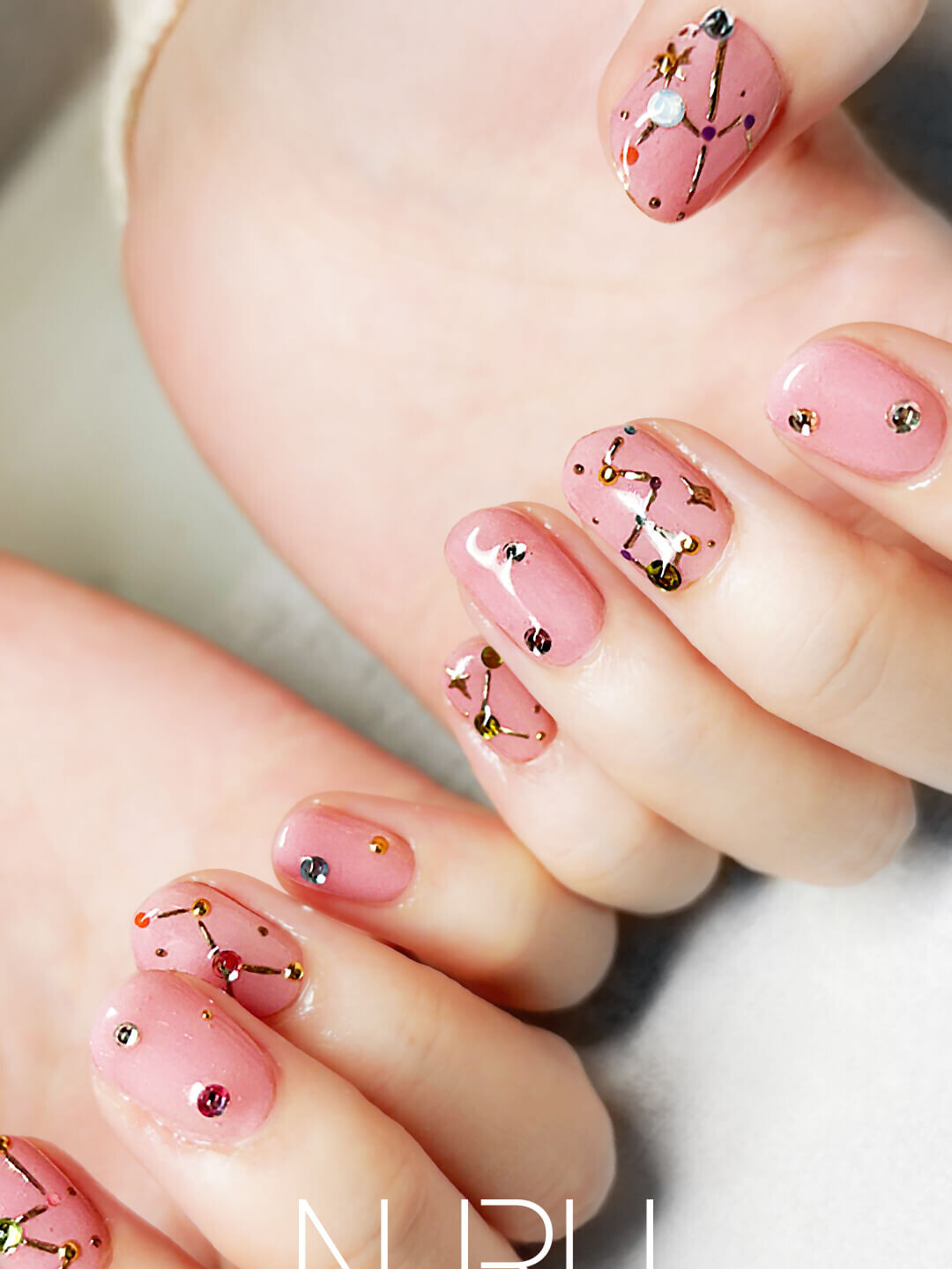 星座を、そのまま、指先に