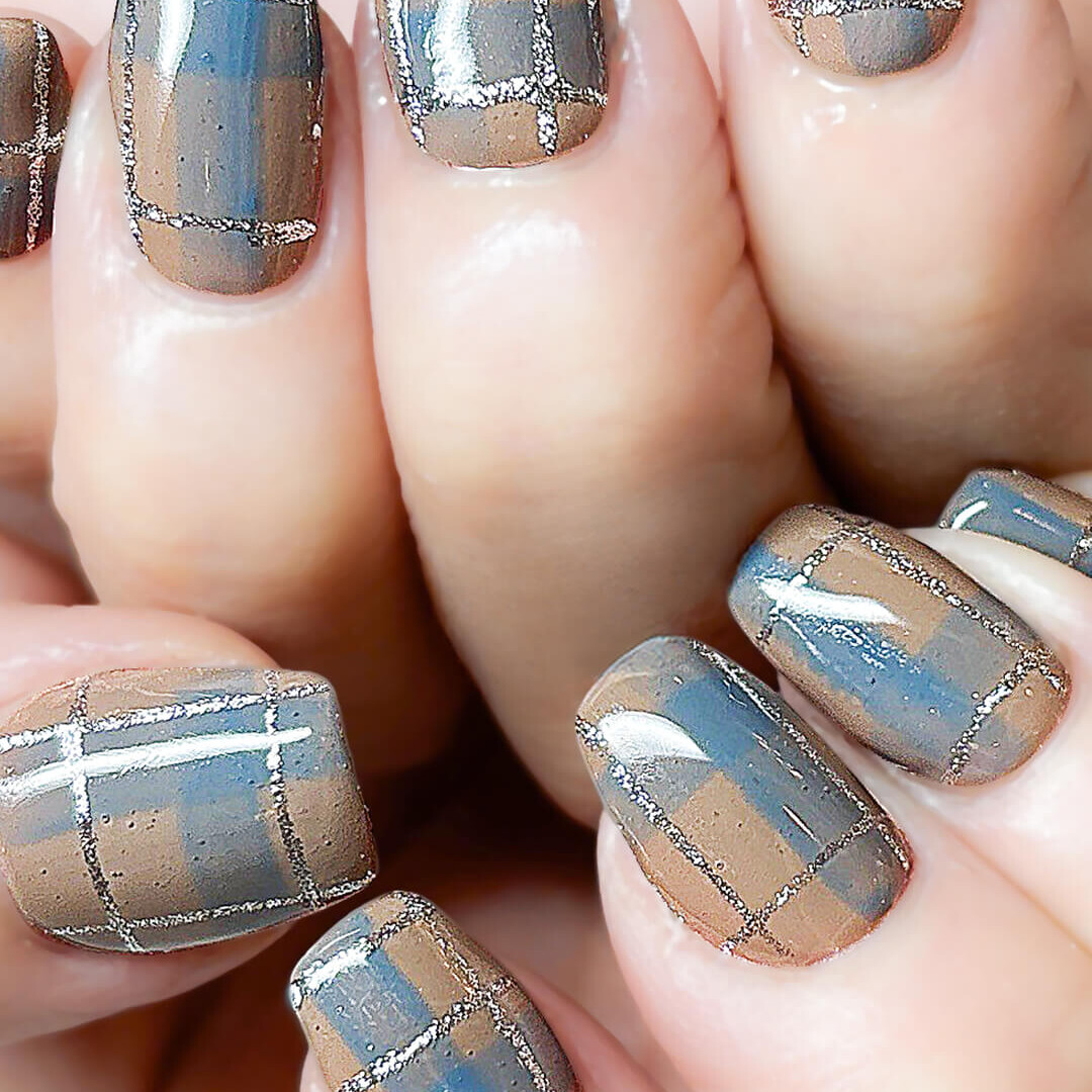 水色×ベージュの、大人上品チェックネイルデザイン
