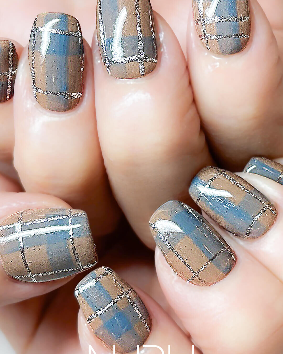 水色×ベージュの、大人上品チェックネイルデザイン