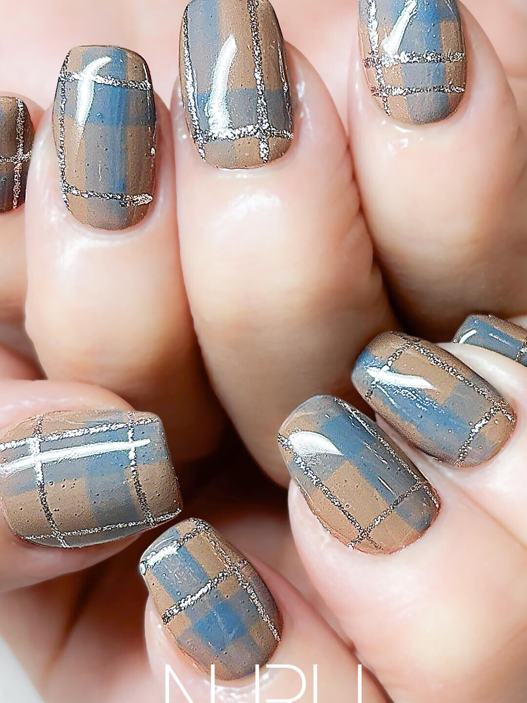 水色×ベージュの、大人上品チェックネイルデザイン