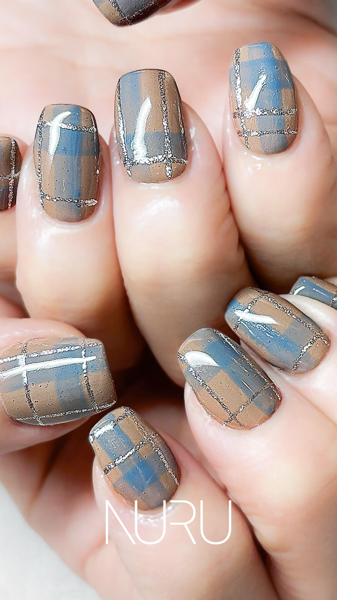水色×ベージュの、大人上品チェックネイルデザイン