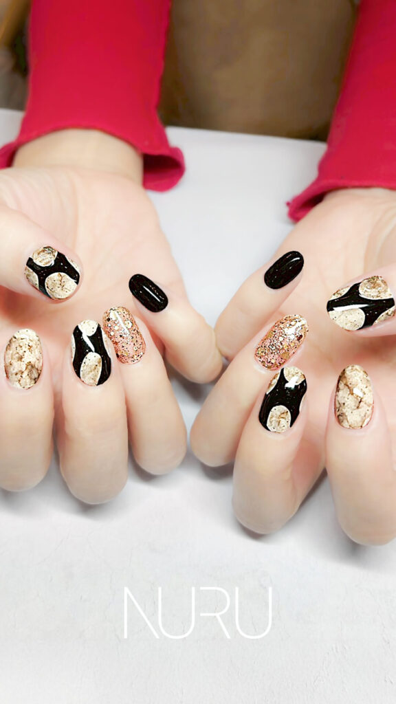 ベージュ&ブラウンを上手に使った鉱石系ネイル