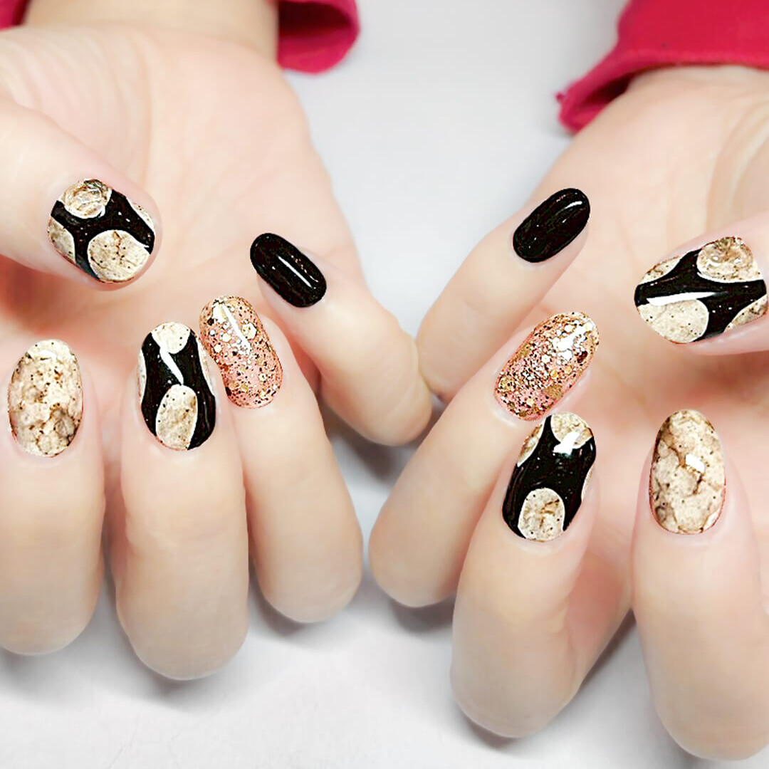 ベージュ＆ブラウンを上手に使った鉱石系ネイル