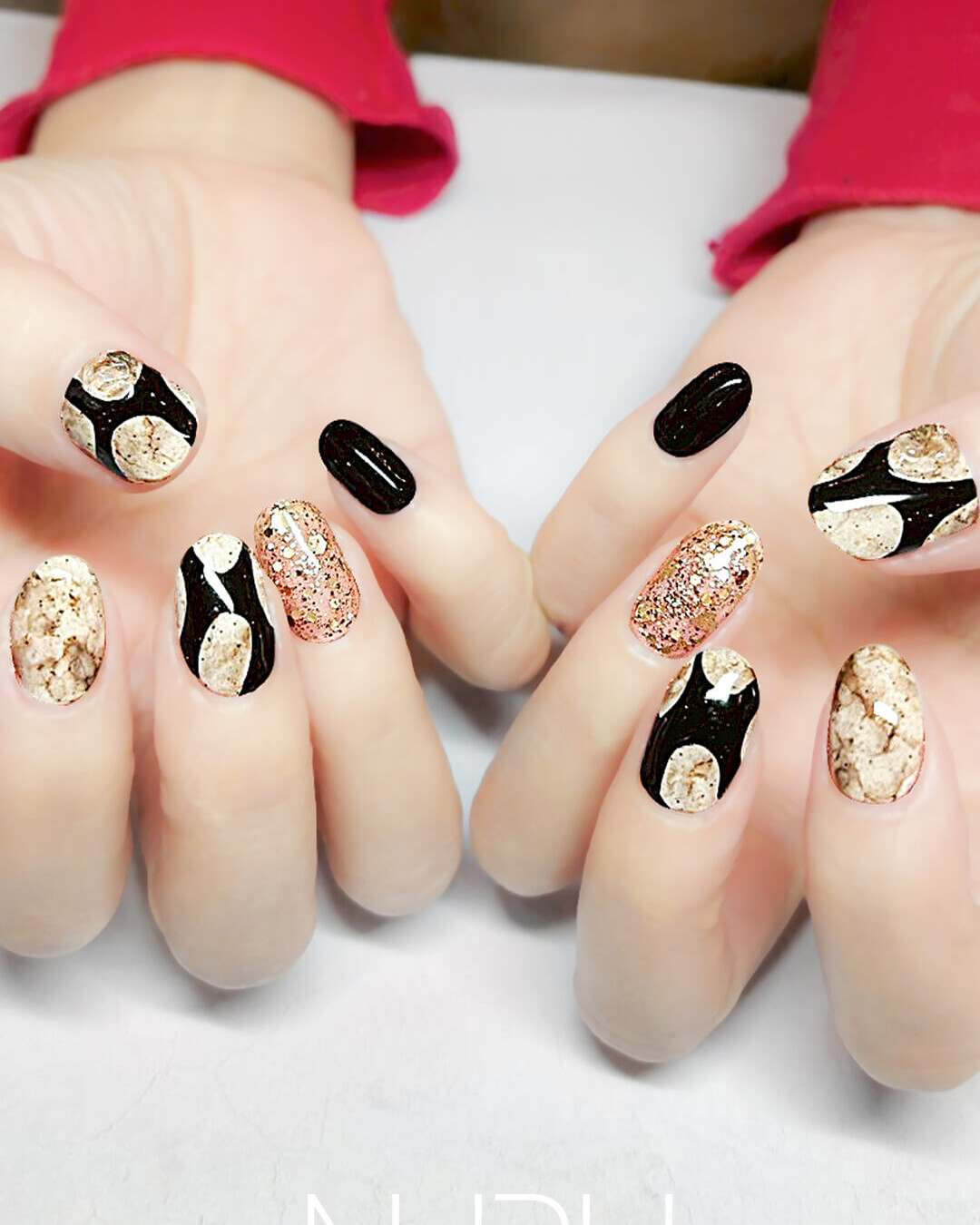 ベージュ＆ブラウンを上手に使った鉱石系ネイル