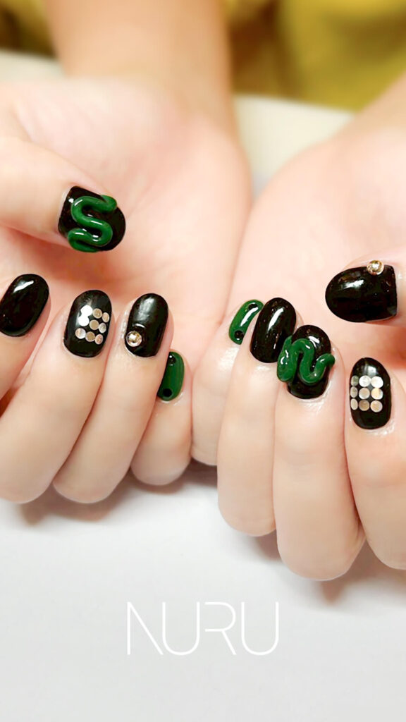 ブラック×グリーンの最強カラー!モード系ネイル