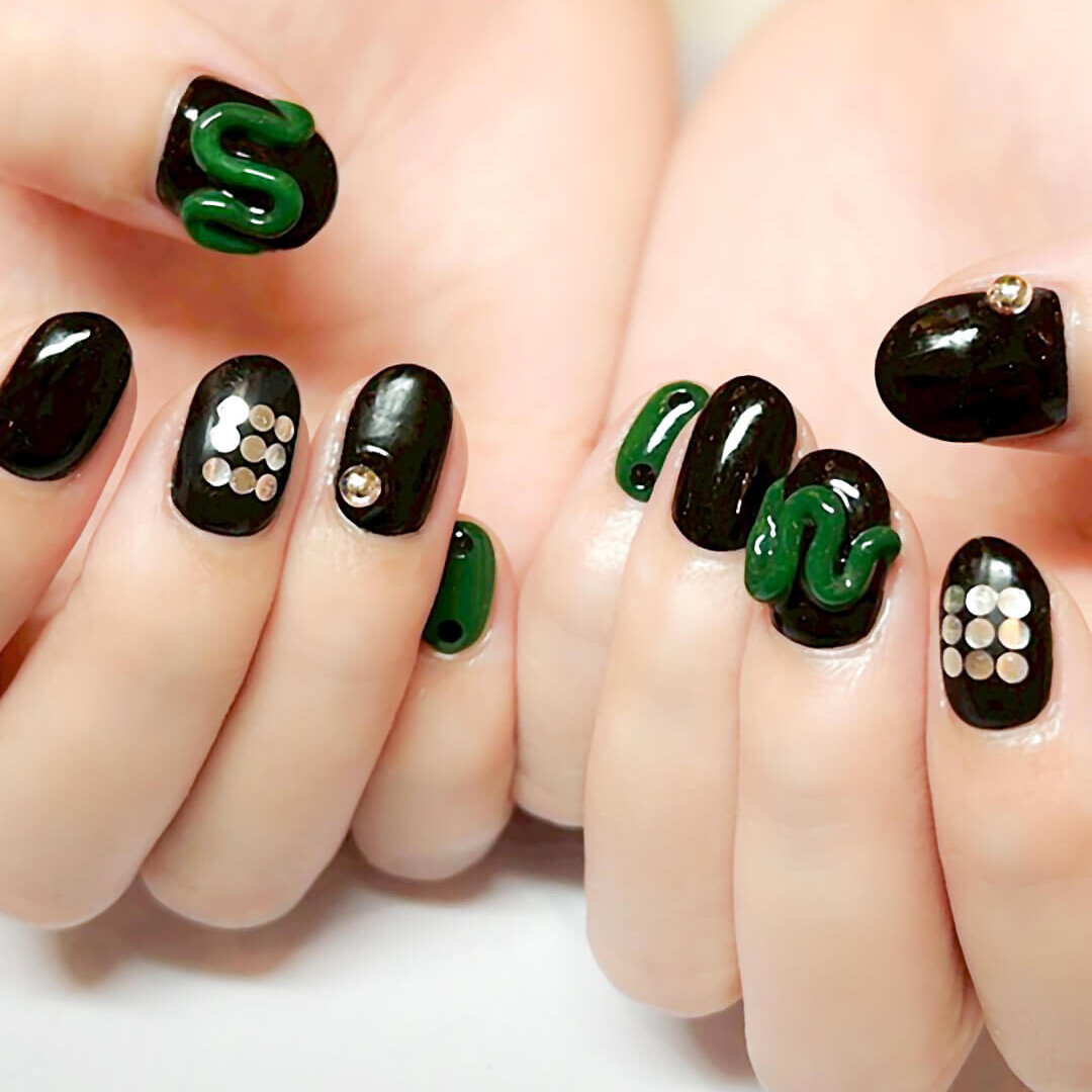 ブラック×グリーンの最強カラー！モード系ネイル