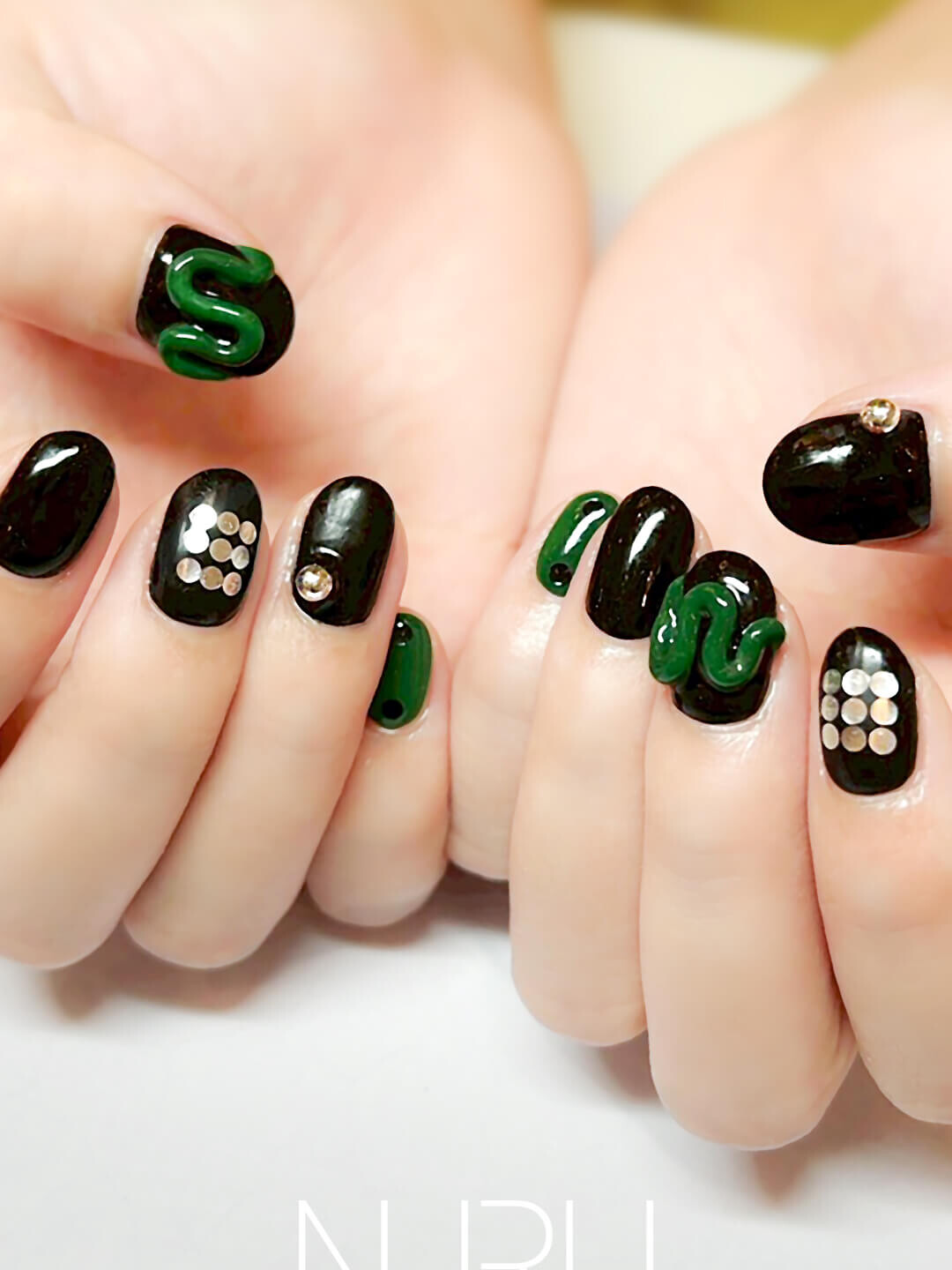 ブラック×グリーンの最強カラー！モード系ネイル