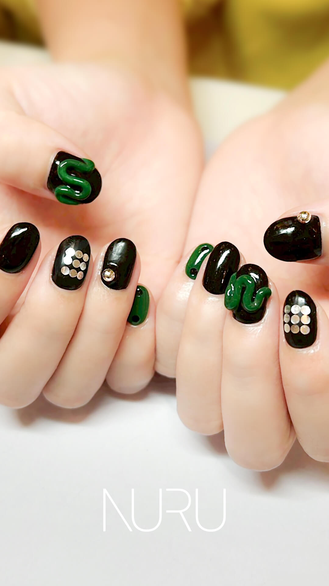 ブラック×グリーンの最強カラー！モード系ネイル