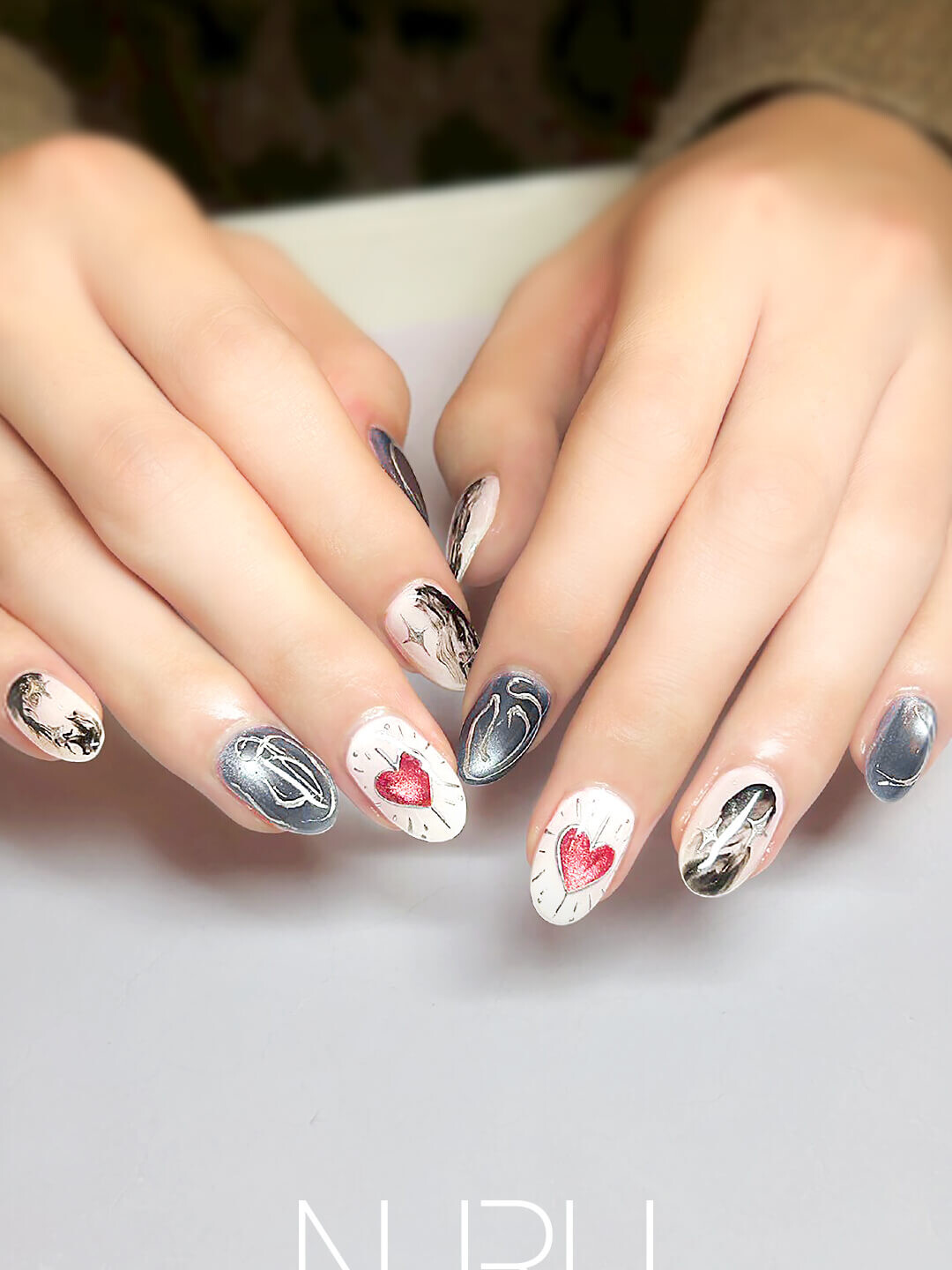 ホワイト×シルバーの手描きアート