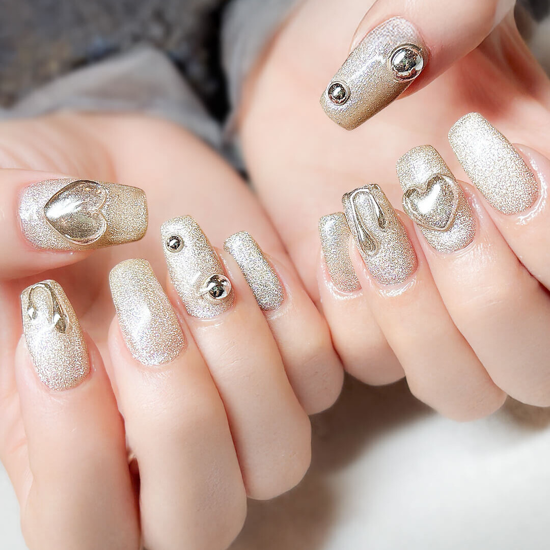 大きめのハートのお洒落ネイル