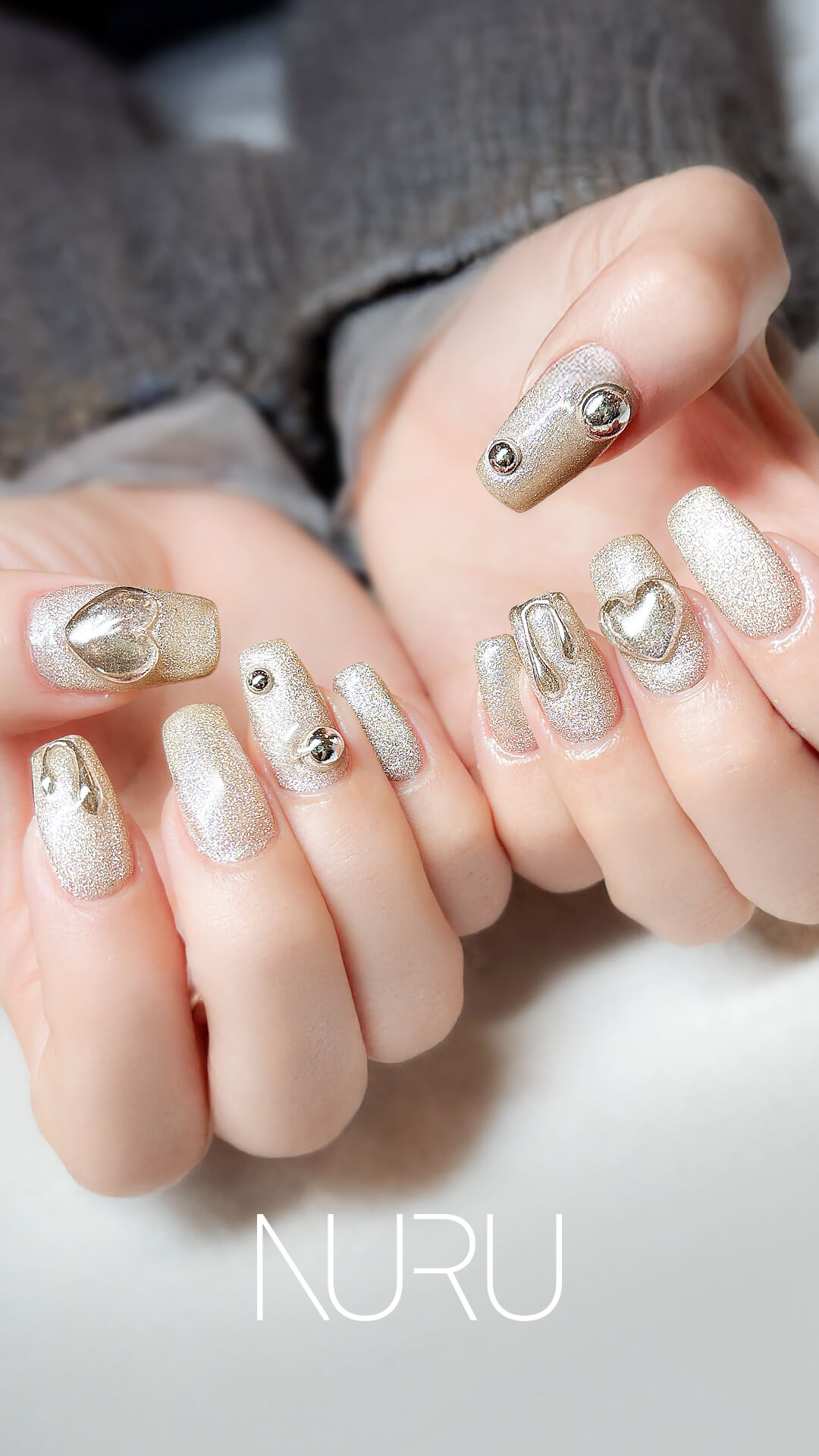 大きめのハートのお洒落ネイル