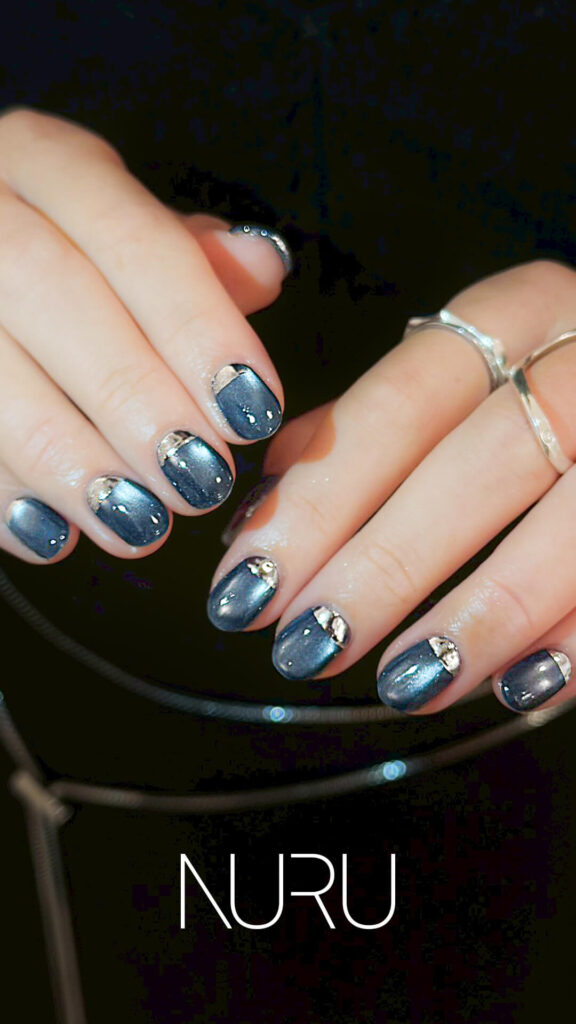 深いブルーのマグネットネイルが輝く逆フレンチネイル