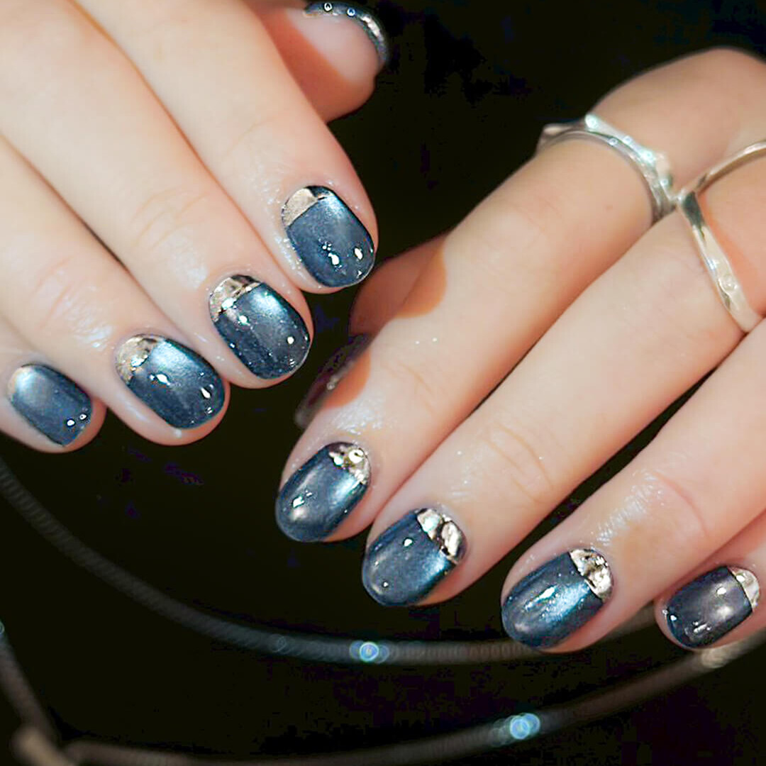 深いブルーのマグネットネイルが輝く逆フレンチネイル