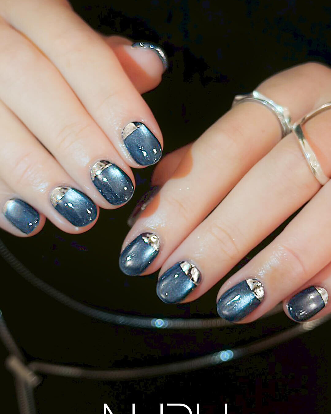 深いブルーのマグネットネイルが輝く逆フレンチネイル