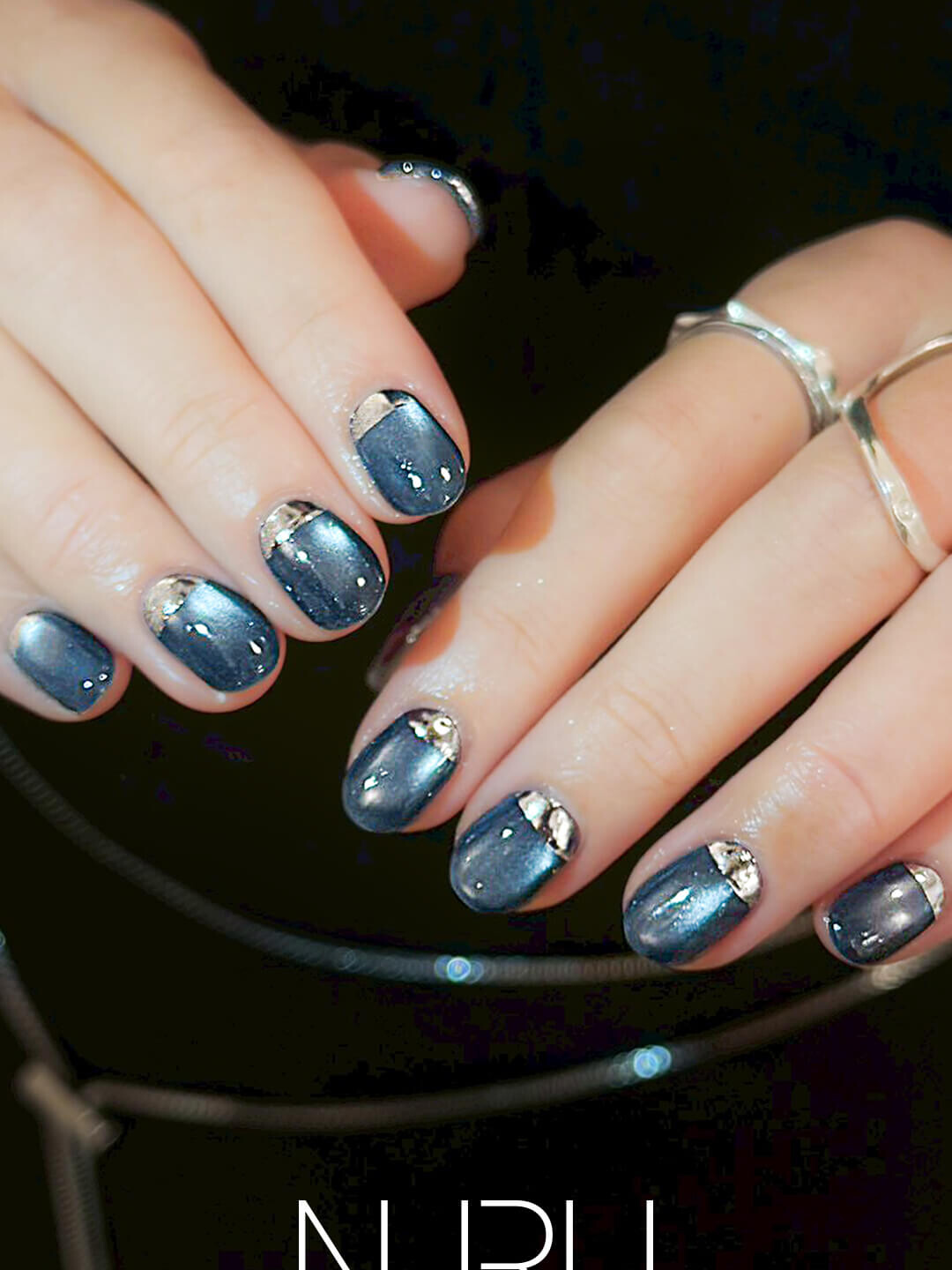 深いブルーのマグネットネイルが輝く逆フレンチネイル