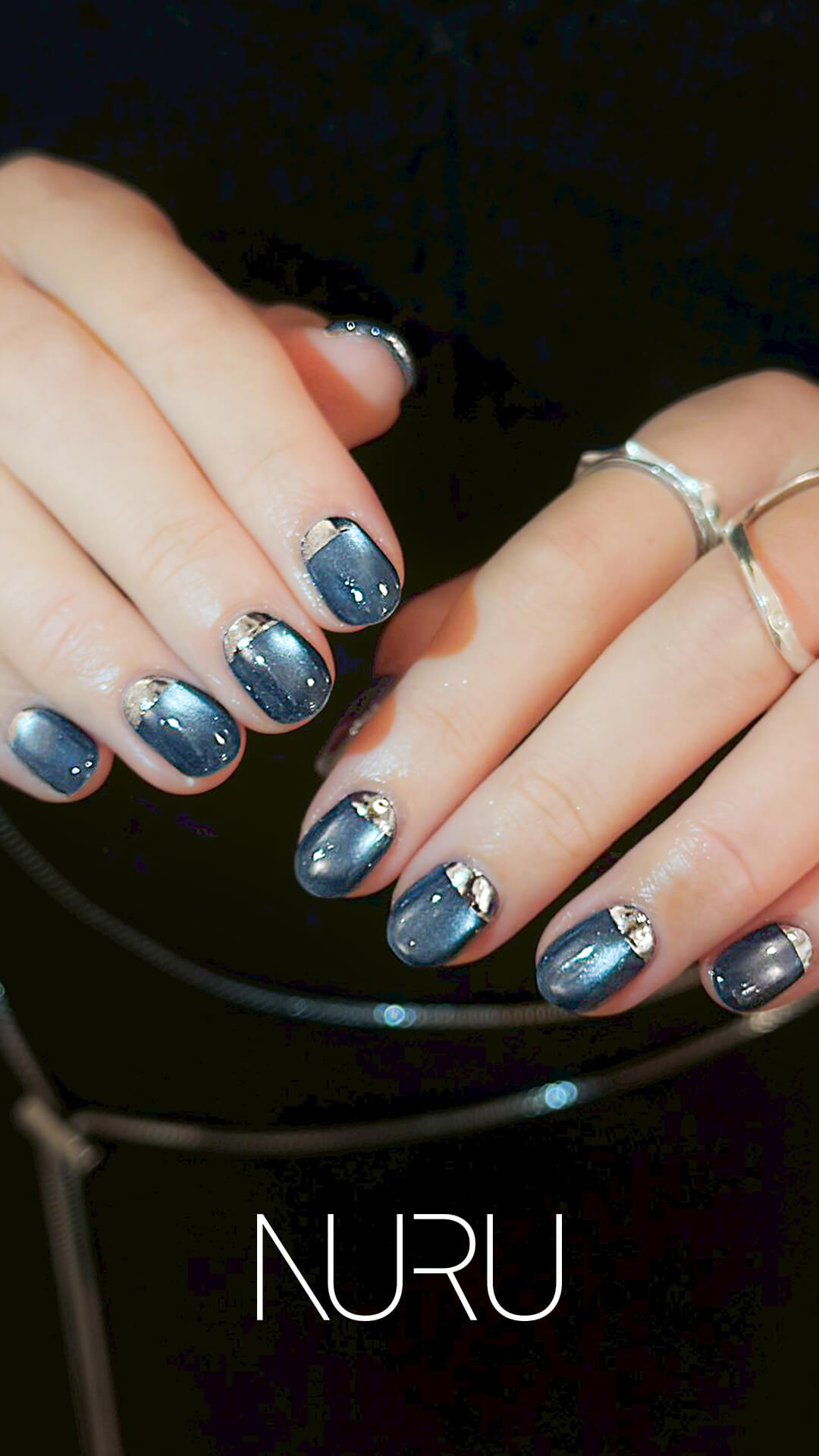 深いブルーのマグネットネイルが輝く逆フレンチネイル