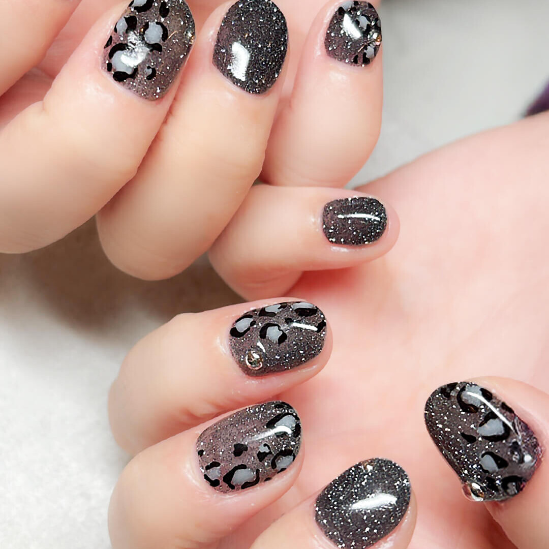秋冬人気のレオパード柄ネイル