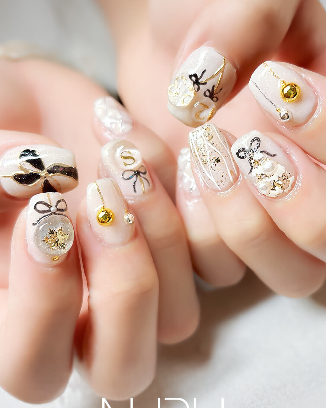 指先を飾るホワイトクリスマス