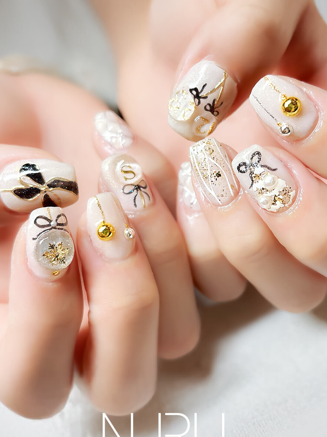 指先を飾るホワイトクリスマス