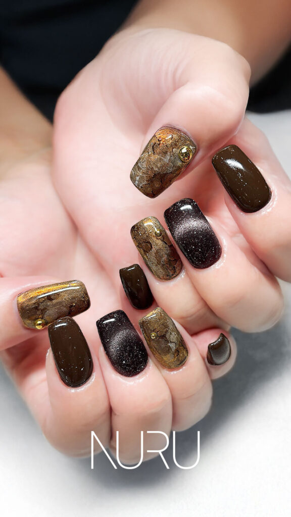 鉱石のように神秘的で、幻想的なネイルデザイン