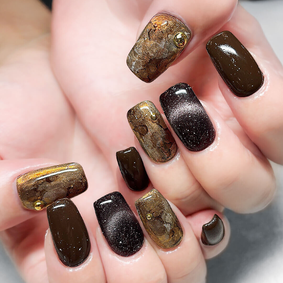 鉱石のように神秘的で、幻想的なネイルデザイン
